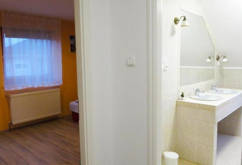 带1个卧室的带阳台的公寓, Hőforrás Wellness Vendégház