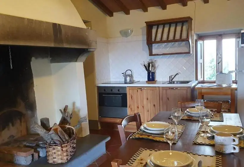 3ベッドルームハウス, Castello Di Pratelli