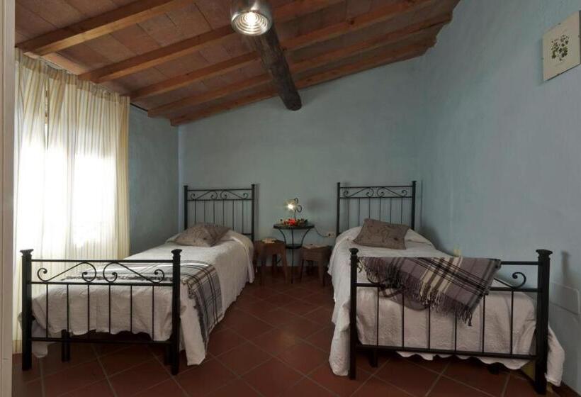 דירת שלושה חדרים, Castello Di Pratelli