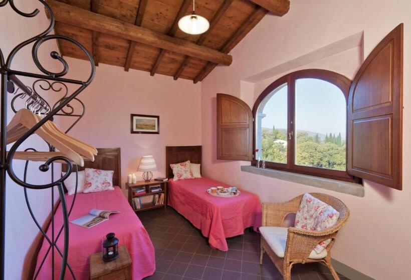 דירת שלושה חדרים, Castello Di Pratelli