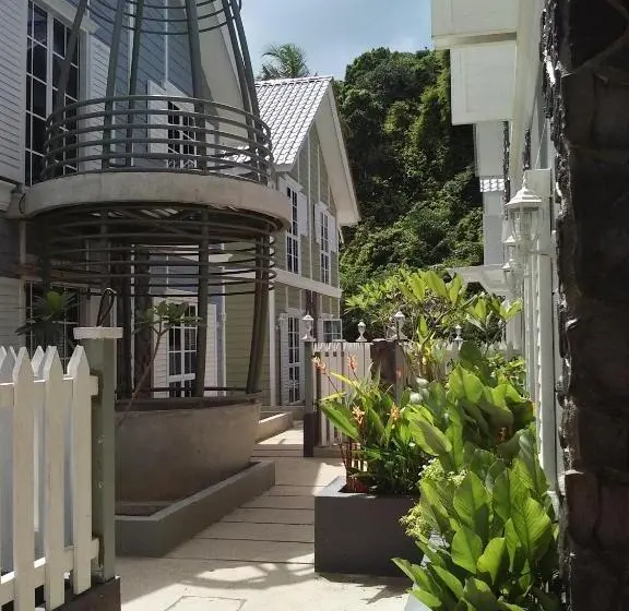 اتاق لوکس با بالکن, The Royale Chenang Resort