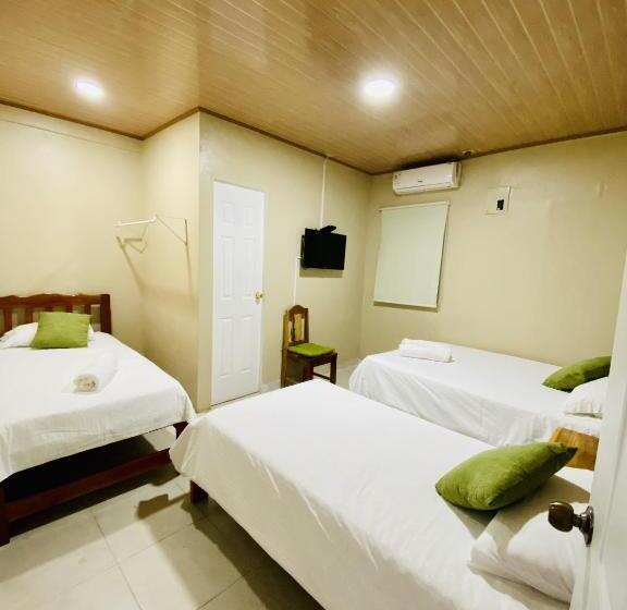 غرفة قياسية ثلاثية, Ana Mary