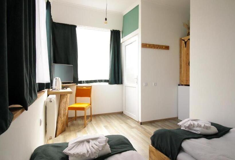 اتاق استاندارد با چشمانداز باغ, Insomnia