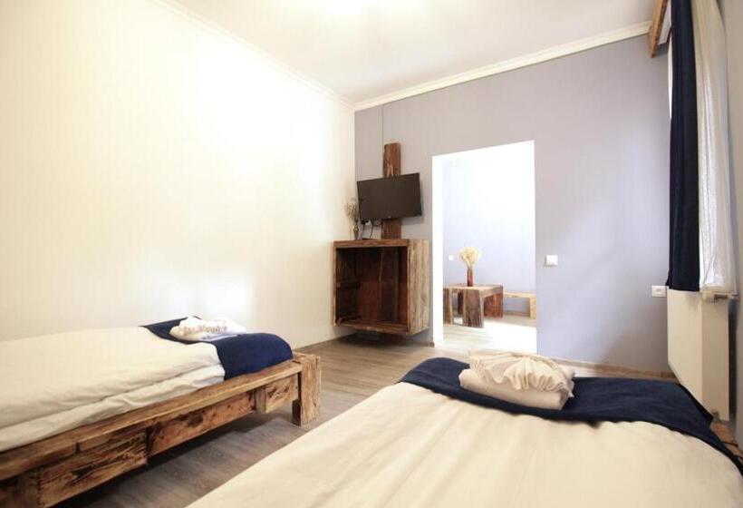 سوییت با چشمانداز باغ, Insomnia