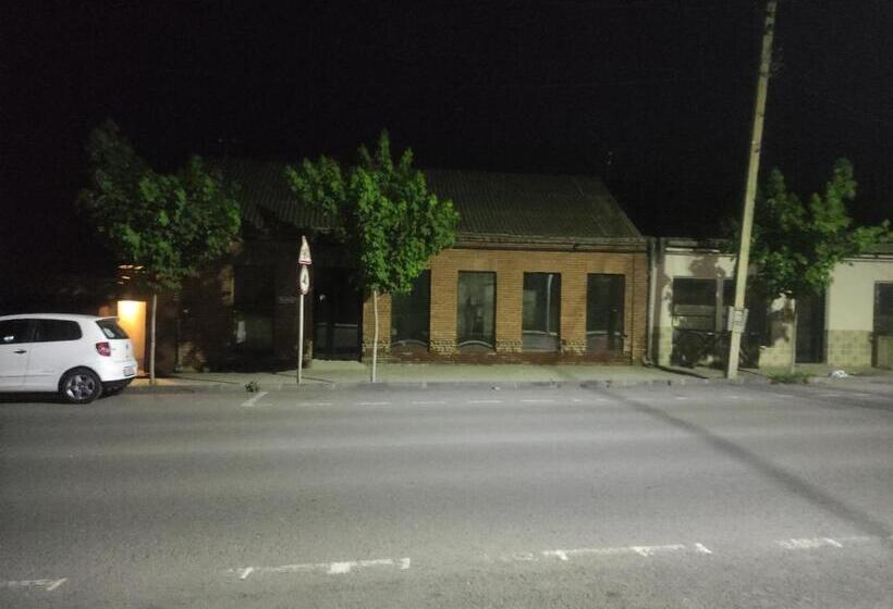 اتاق استاندارد با چشمانداز باغ, Insomnia