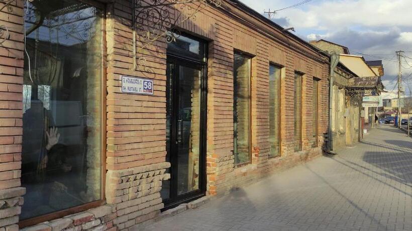 اتاق استاندارد با چشمانداز باغ, Insomnia