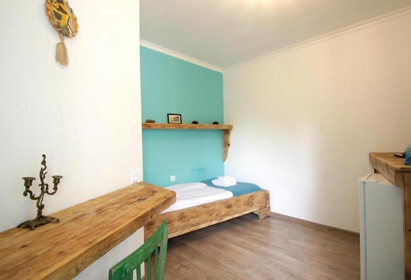 اتاق استاندارد یک نفره, Insomnia