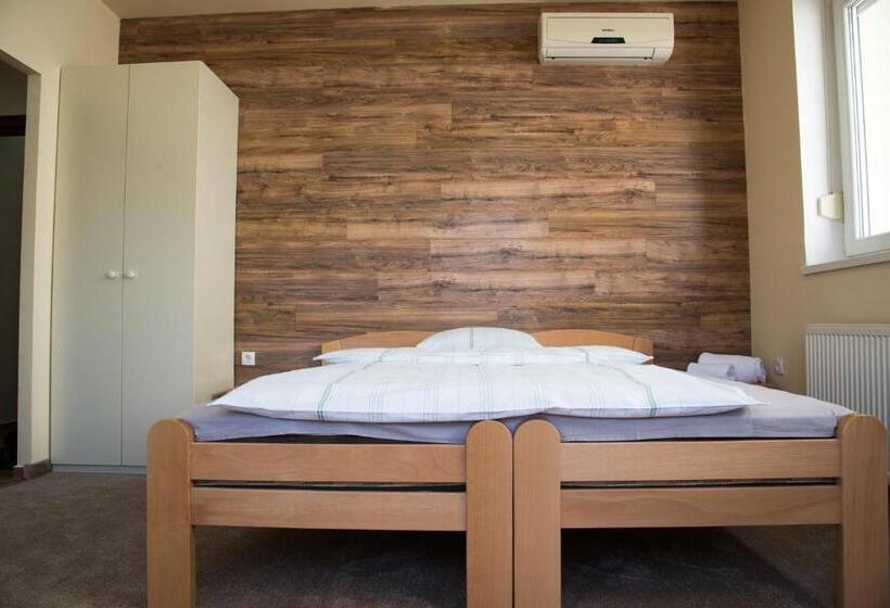 اتاق استاندارد سه نفره, Vege & Vegan Restaurant And Accommodation