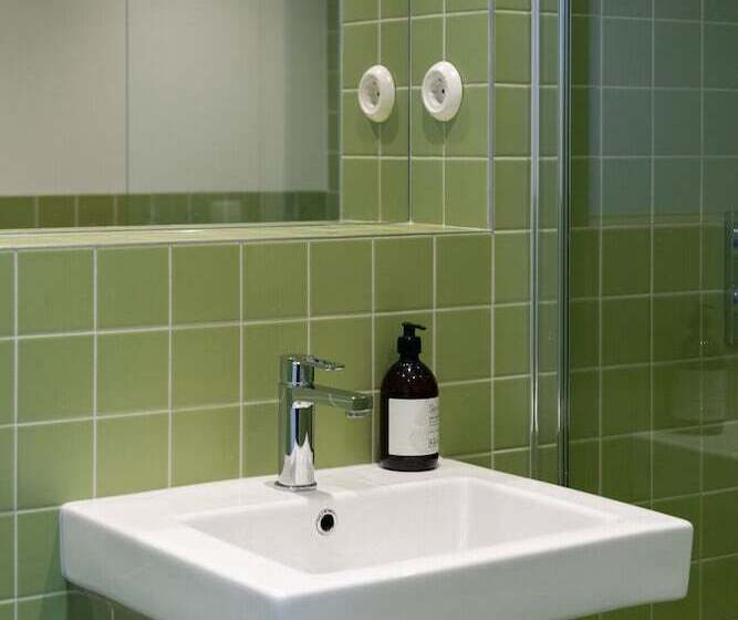 חדר סטנדרט לארבעה, Trevarefabrikken