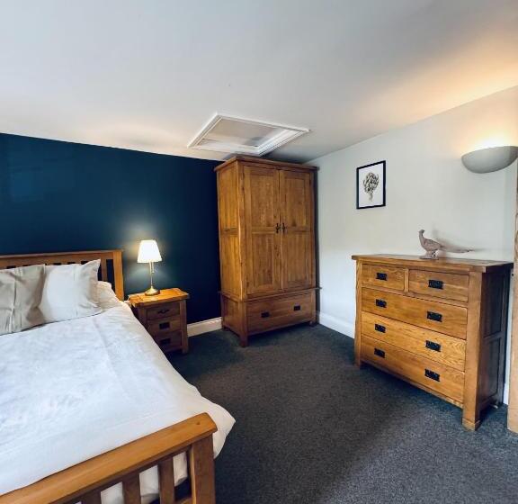 غرفة قياسية سرير كينج, The Swan