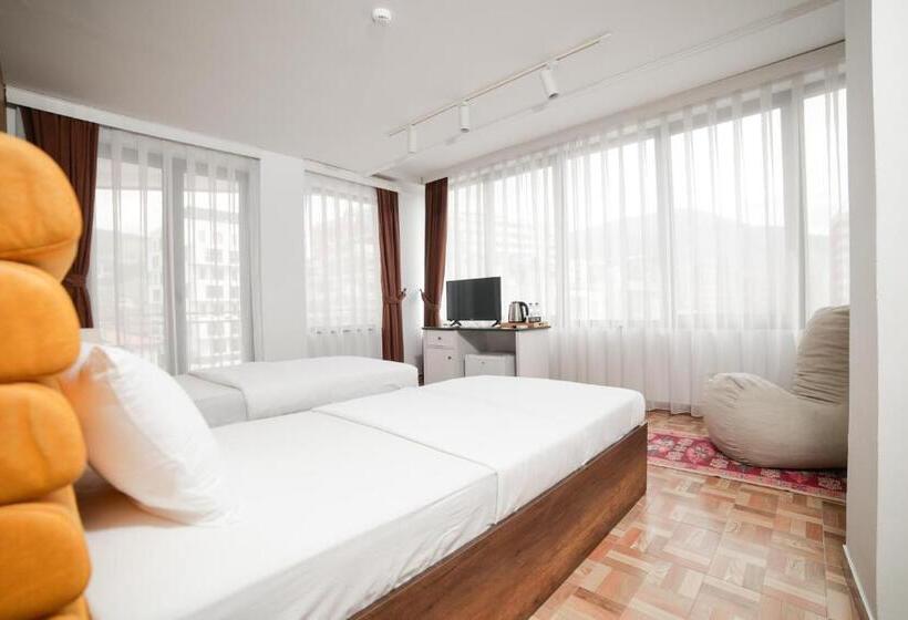 Habitación Estándar, Denis