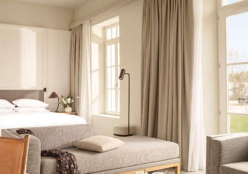 מיטת קינג בסוויטה, Le Grand Pavillon Chantilly