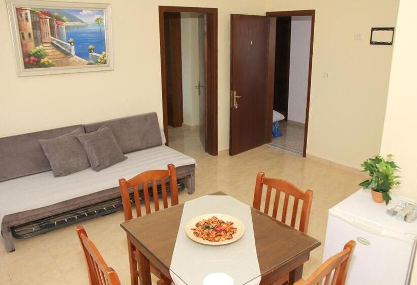 חדר משפחתי דלוקס, Ronaldo