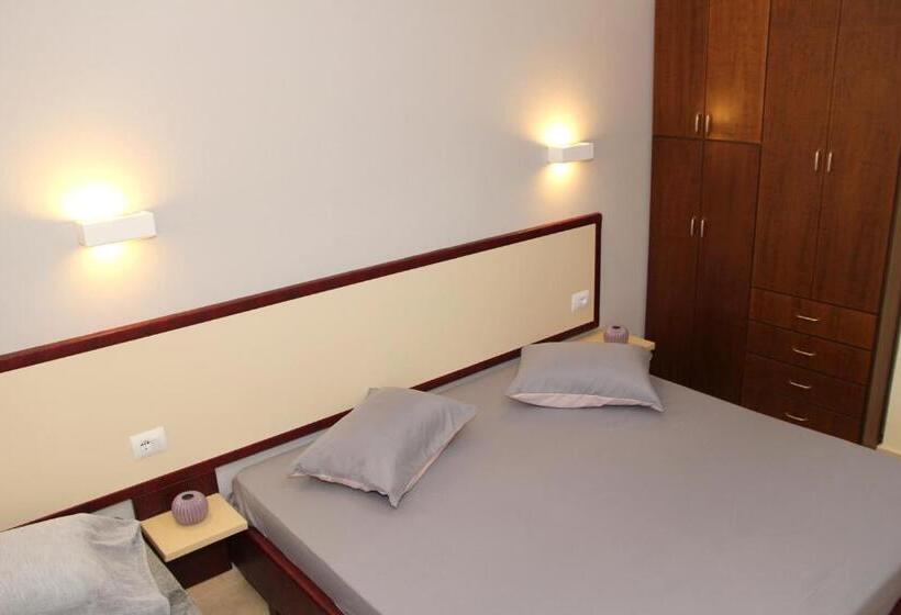 חדר משפחתי דלוקס, Ronaldo