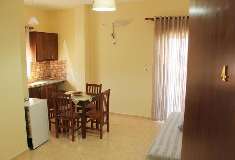 חדר משפחתי דלוקס, Ronaldo