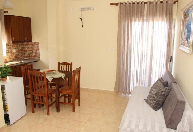 חדר משפחתי דלוקס, Ronaldo