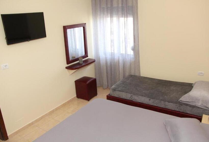 חדר משפחתי דלוקס, Ronaldo