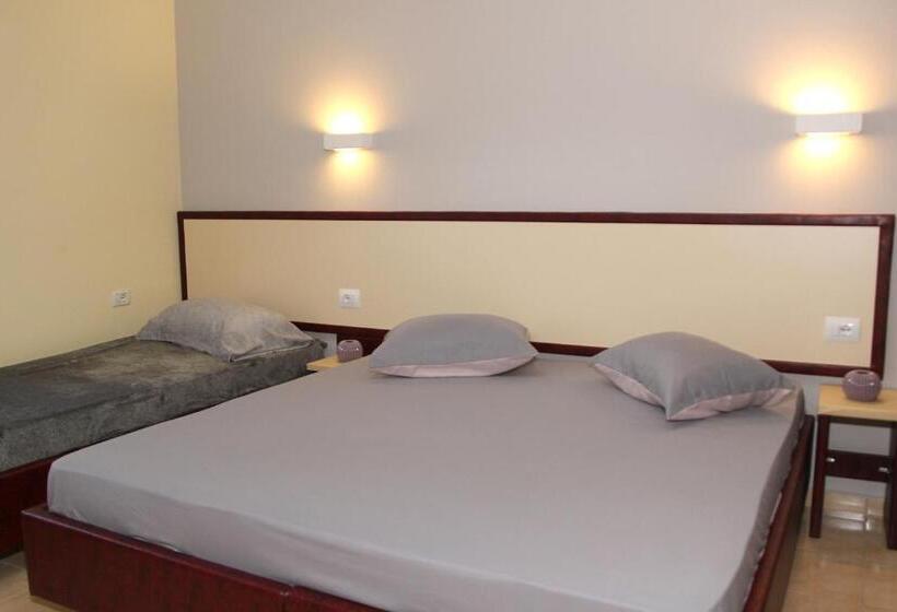 חדר משפחתי דלוקס, Ronaldo