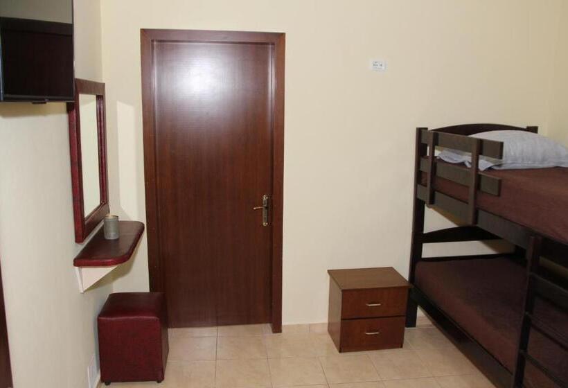 חדר משפחתי דלוקס, Ronaldo