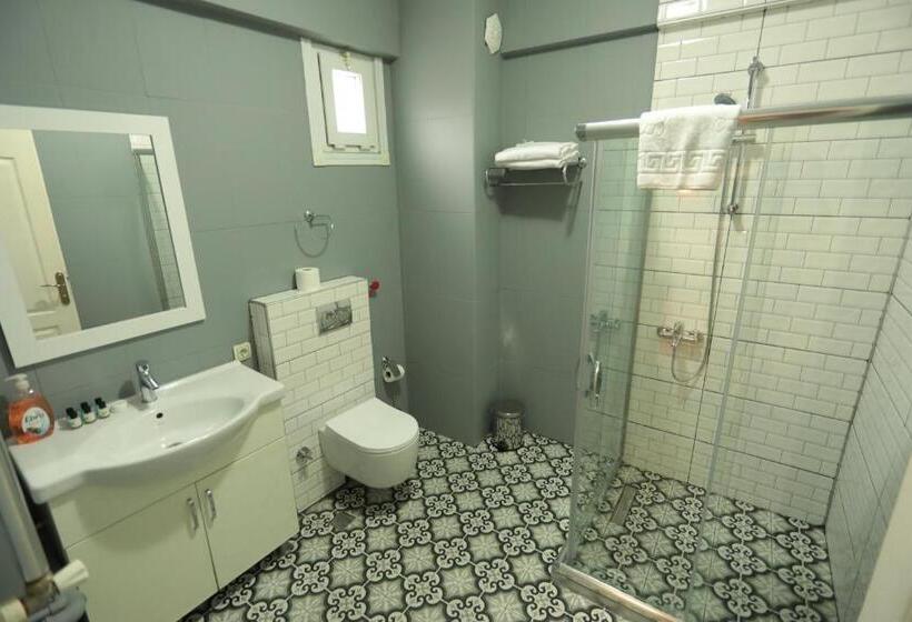 اتاق اجرایی سه نفره, White Pearl Apart