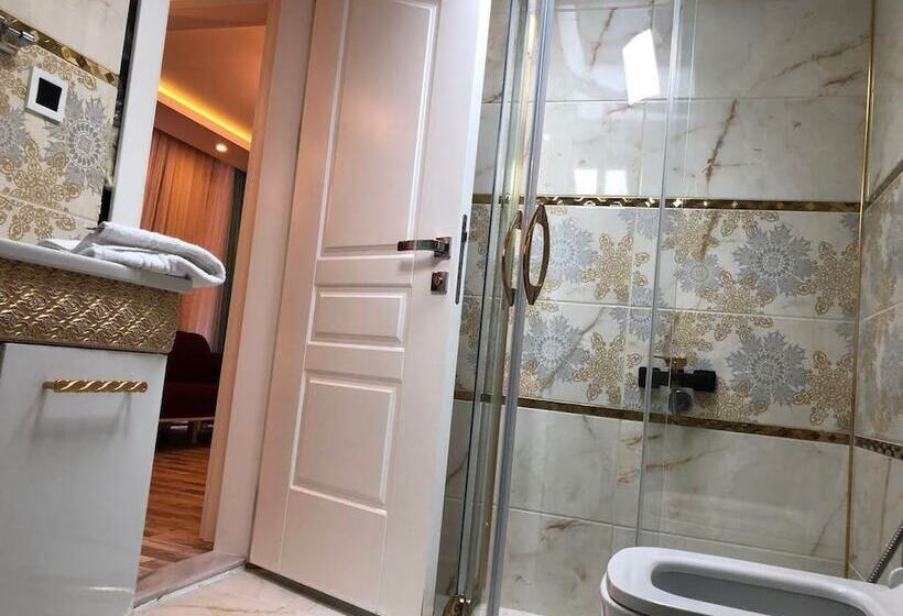 Family Suite, Hayat Rose