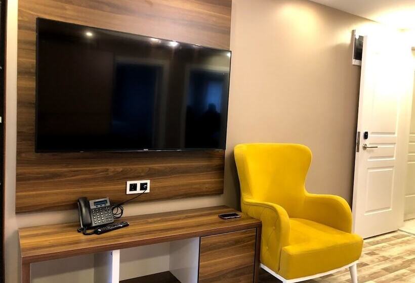 Family Suite, Hayat Rose