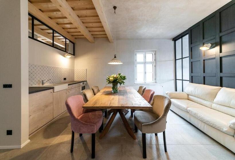 דירת חדר דלוקס, Clemar