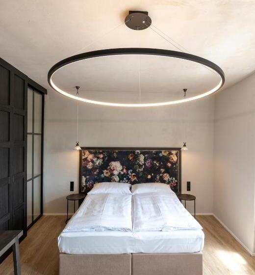 דירת חדר דלוקס, Clemar