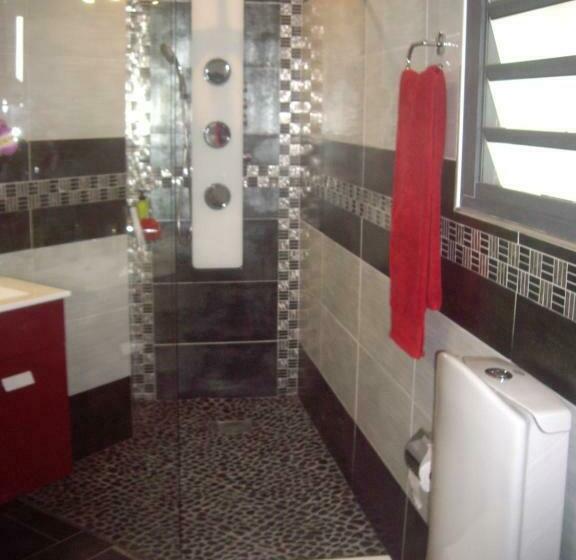 اتاق استاندارد با بالکن و چشم‌انداز دریا, Les Nymphes De Bourbon