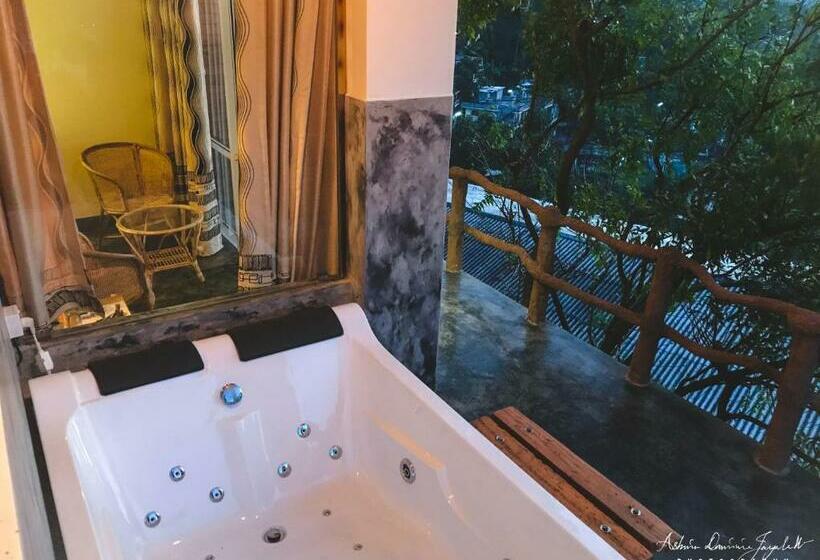 스탠다드 룸 킹사이즈 침대, Square Peg