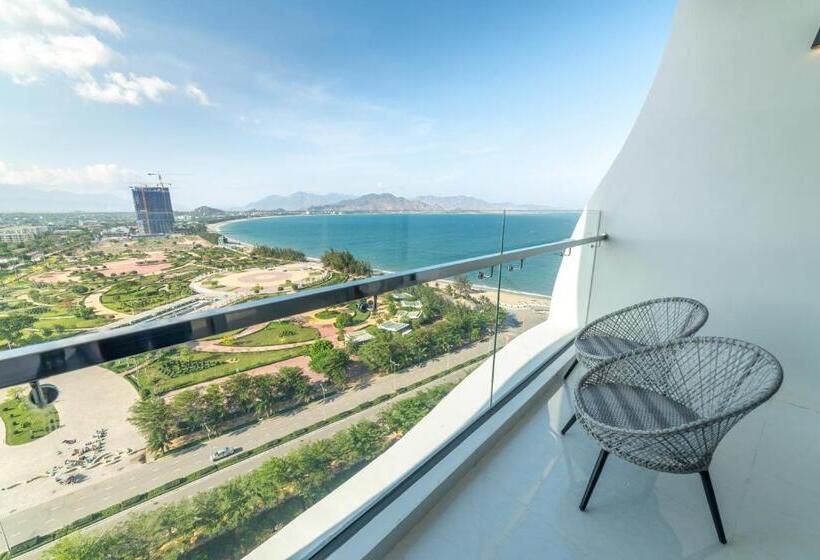 اتاق سه نفره دلوکس با چشمانداز دریا, Long Thuan Hotel & Resort