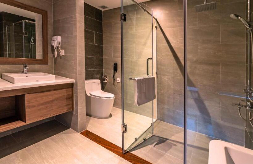 سوییت جونیور با چشمانداز دریا, Long Thuan Hotel & Resort