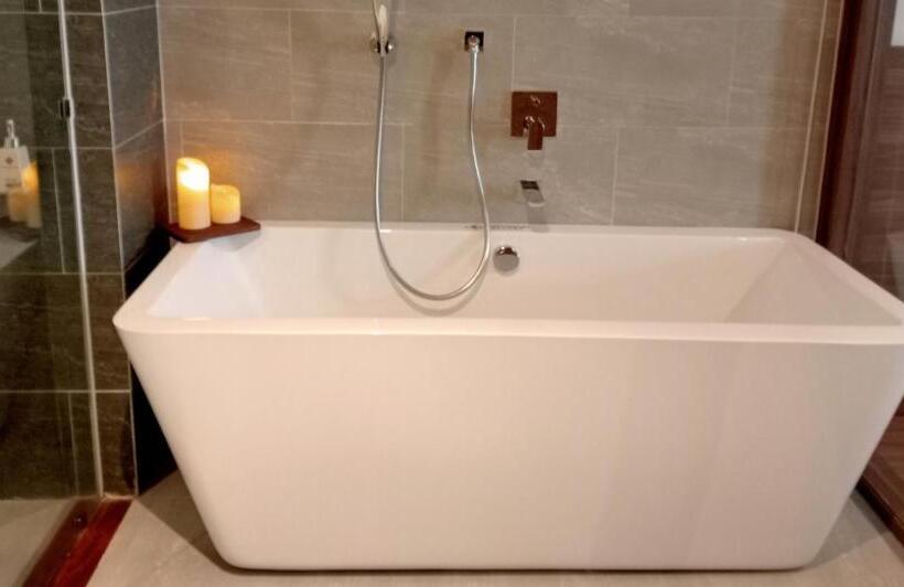 سوییت جونیور با چشمانداز دریا, Long Thuan Hotel & Resort