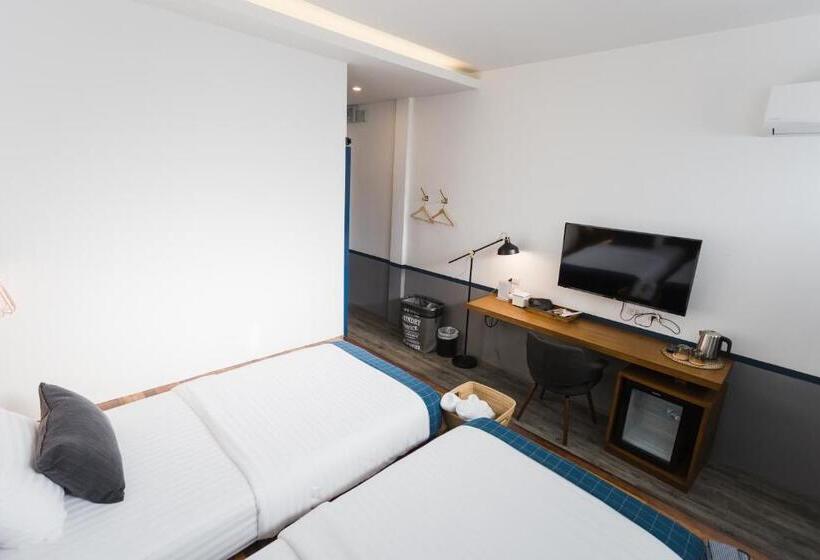 اتاق لوکس با بالکن, Spinomad Hostel