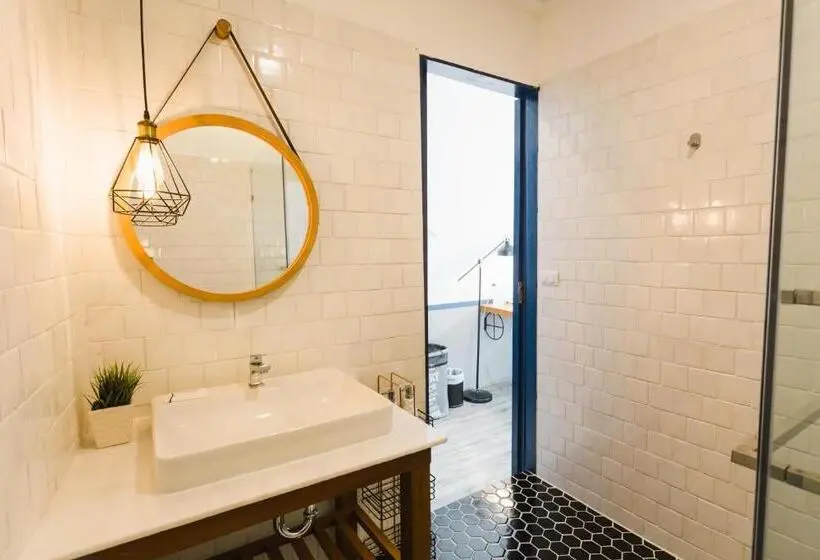 اتاق استاندارد با بالکن, Spinomad Hostel