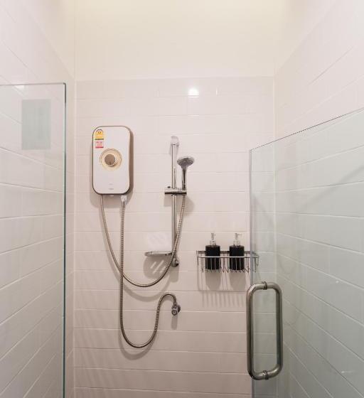 اتاق استاندارد با سرویس بهداشتی مشترک, Spinomad Hostel