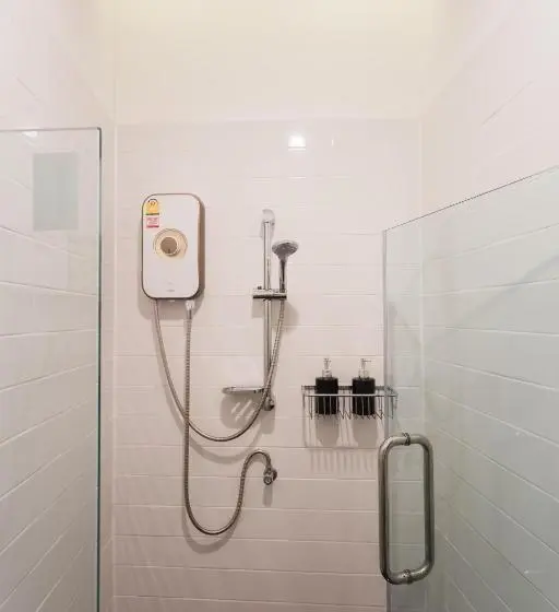 اتاق استاندارد با سرویس بهداشتی مشترک, Spinomad Hostel