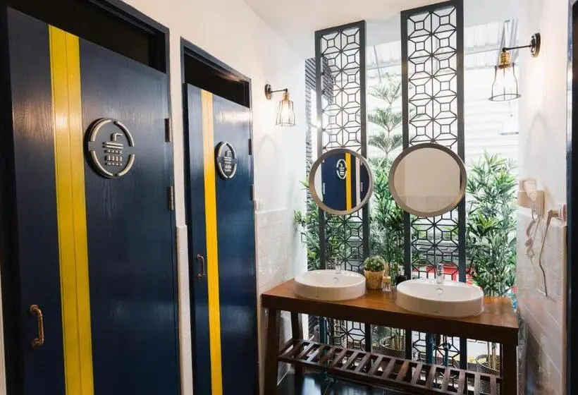 اتاق استاندارد با سرویس بهداشتی مشترک, Spinomad Hostel