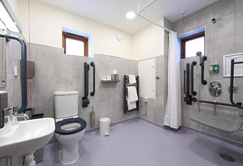 Номер Стандарт Адаптированный для Инвалидов, Hinxton Hall Hotel And Conference Centre