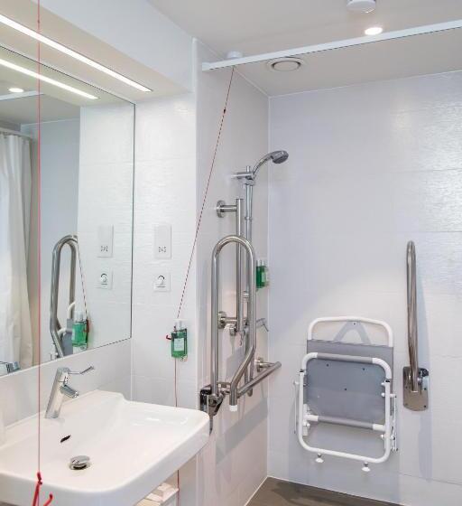 Номер Стандарт Адаптированный для Инвалидов, Hinxton Hall Hotel And Conference Centre