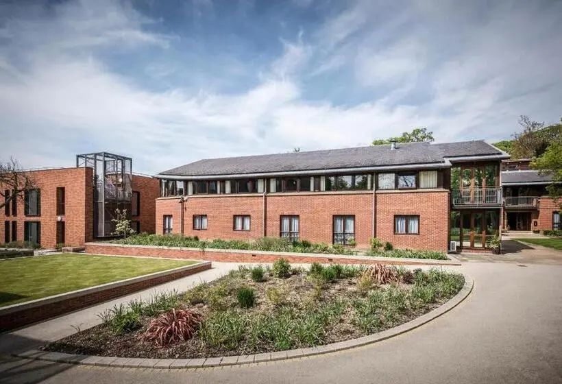 Standard Kolmen Hengen Huone, Hinxton Hall Hotel And Conference Centre