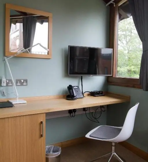 Standard Kolmen Hengen Huone, Hinxton Hall Hotel And Conference Centre
