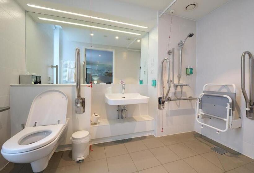 Номер Стандарт Адаптированный для Инвалидов, Hinxton Hall Hotel And Conference Centre