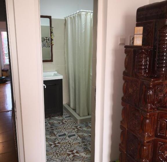 غرفة قياسية, Noira House