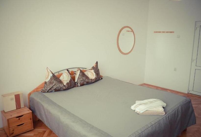 غرفة قياسية, Noira House