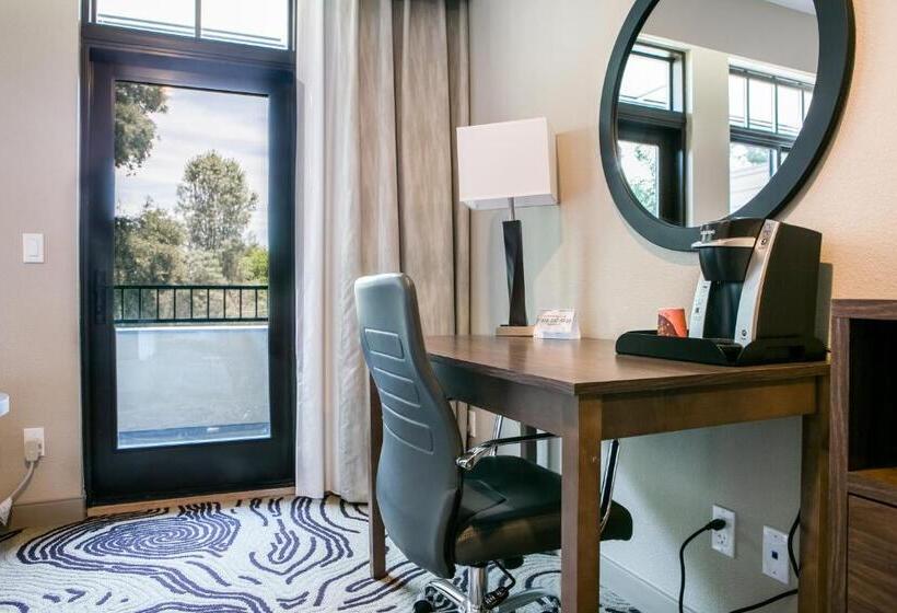 غرفة قياسية لذوى الاحتياجات الخاصة, Siri Downtown  Paso Robles