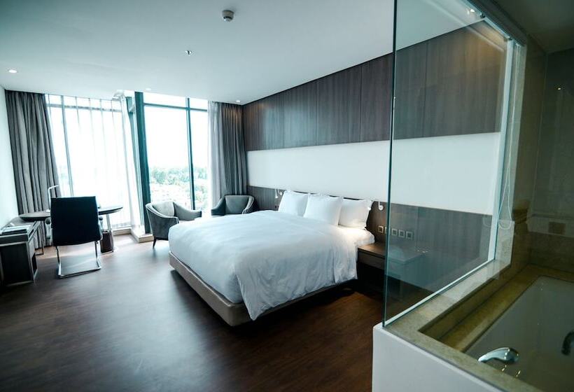 اتاق دلوکس با تخت کینگ و چشمانداز شهر, The Mira Central Park