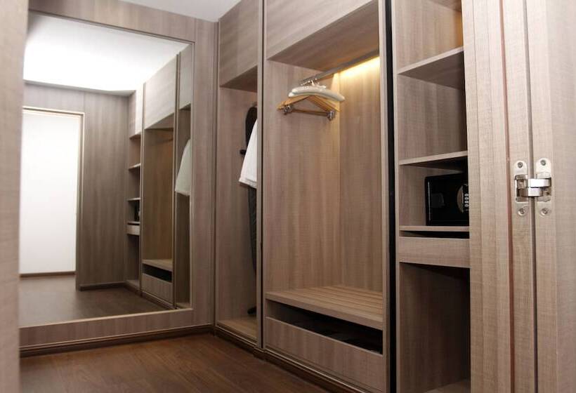 مجموعه ویستا شهر, The Mira Central Park