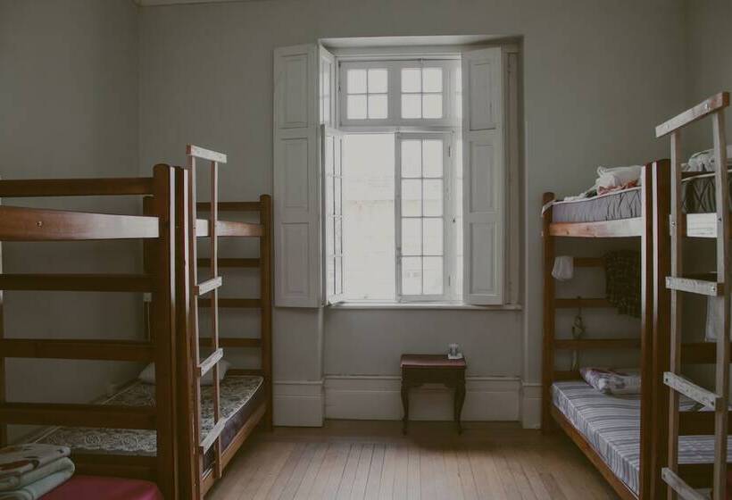 تختخواب در اتاق مشترک, Vila Santa Eulalia Hostel