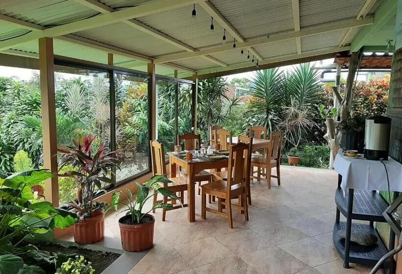 デラックスルーム, Marita S Bed And Breakfast